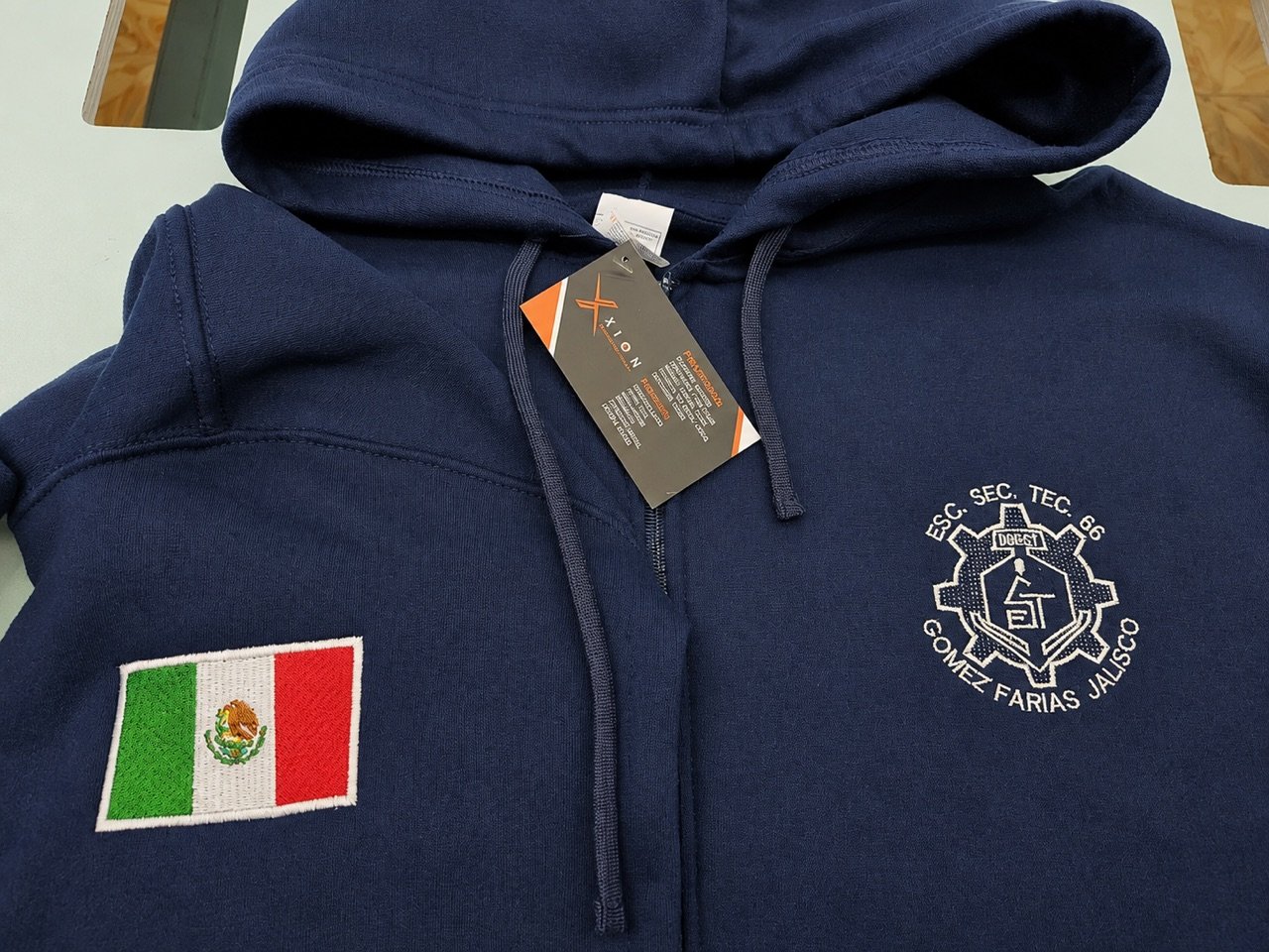 Sudadera con bordados escolares