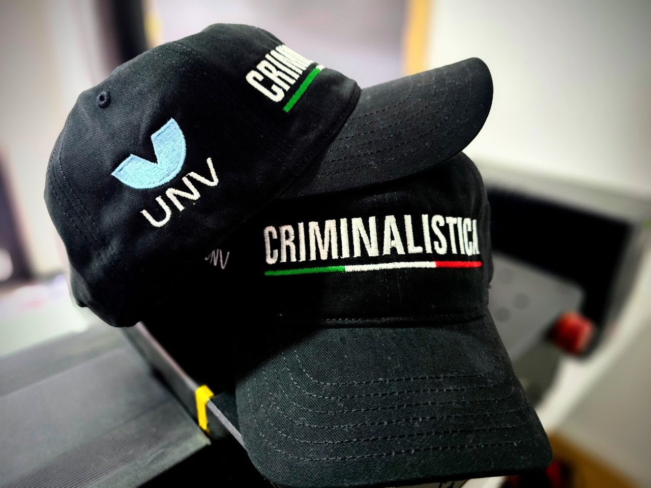 Gorras negras con bordado corporativo