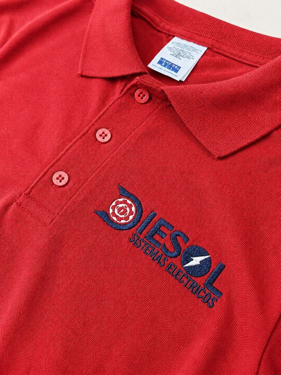 Polo rojo con bordado corporativo